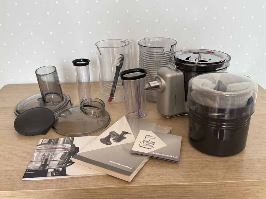 Wolnoobrotowa wyciskarka KitchenAid 5KSM1JA plus akcesoria
