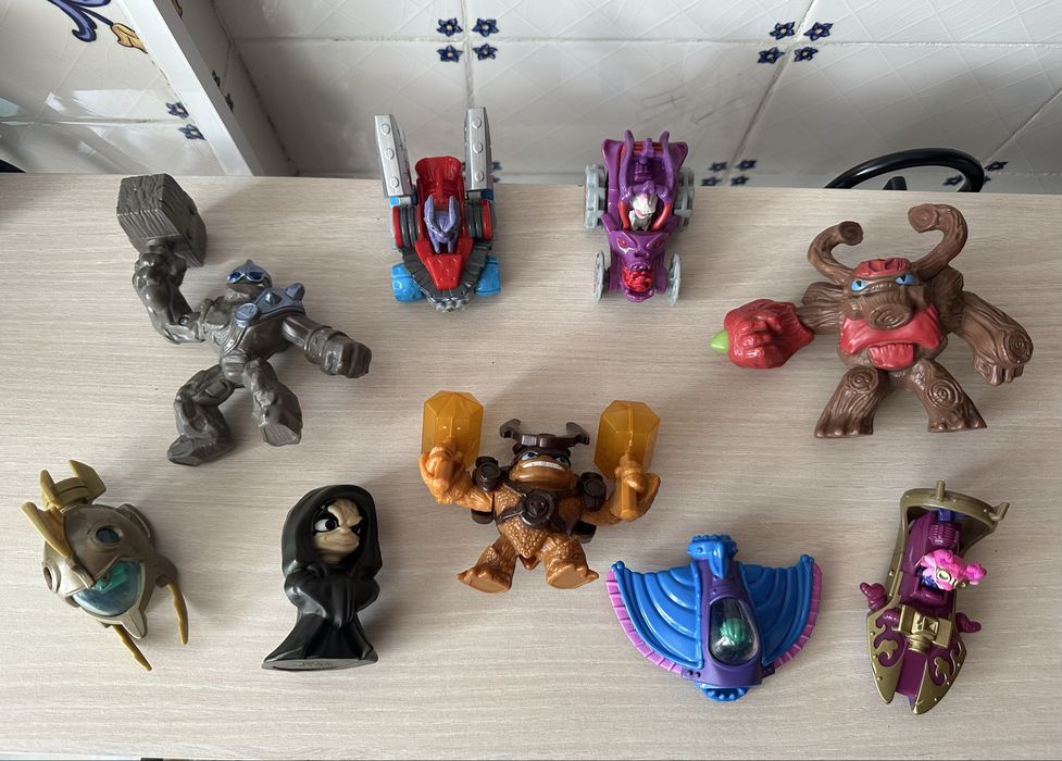 Happy meal Invizimals videojogos playstation lego carros robos