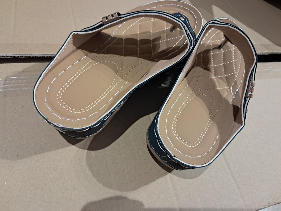 Klapki japonki na koturnie