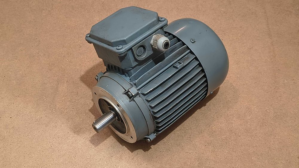 Silnik kołnierzowy 0,55 kW 1400 obr 19mm