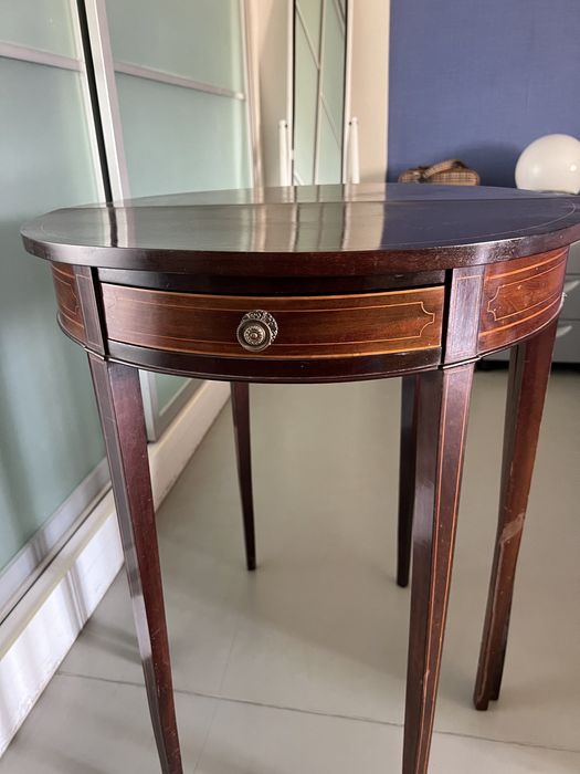 NEGOCIAVEL! 2 Mesinhas de apoio em madeira e com embutidos tipo inglês