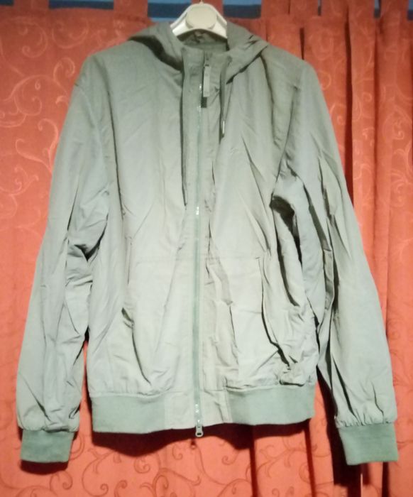 Casaco com capuz verde couve novo sem etiqueta tamanho S