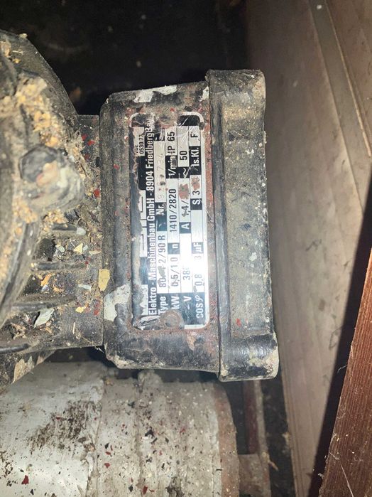 Silnik z przekładnią i wałem