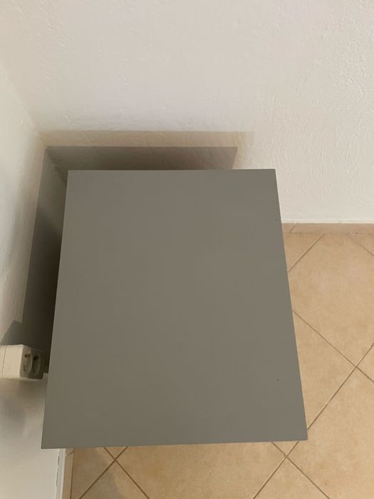 2 mesas de cabeceira cinzenta