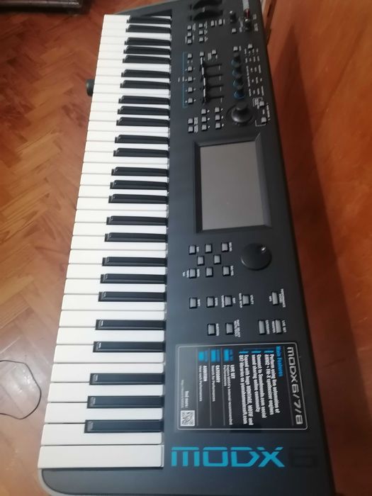 Sintetizador Yamaha MODX6 como novo