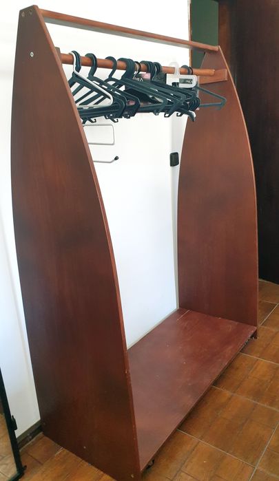 Estendal vintage para roupas / arara em madeira com rodas