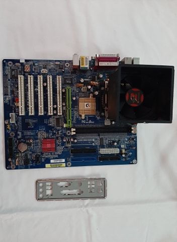 Gigabyte GA-8SGXP Socket 478 Motherboard + Processador e Cooler