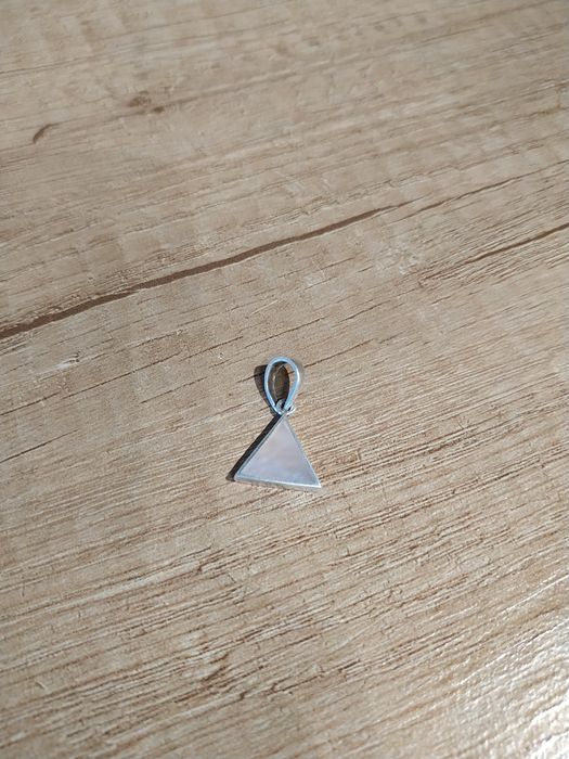 Naszyjnik wisiorek przywieszka trójkąt srebrny z masą perłową