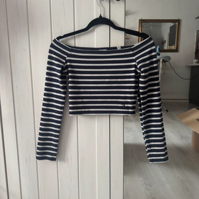 Bluzka w paski na ramiona crop top granatowo biała