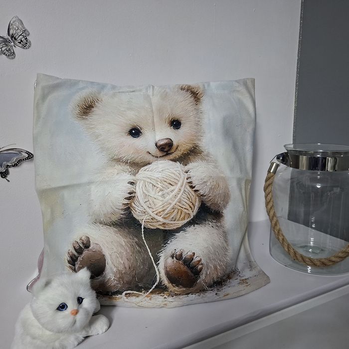 Śliczna Poszewka z misiem zmisiem i kłębkiem wełny