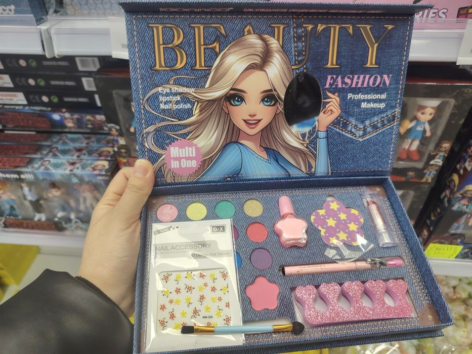 Zestaw do makijażu Beauty Fashion Multi in One – cienie, pomadka, laki