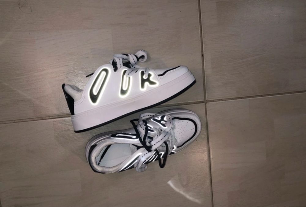 sapatilhas brancas com detalhes pretos