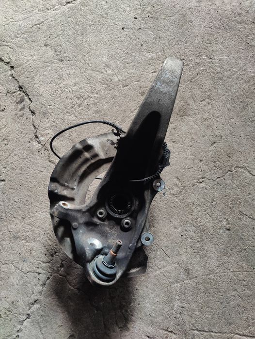 BMW f11 f10 3.0d xdrive zwrotnica piasta prawy przód