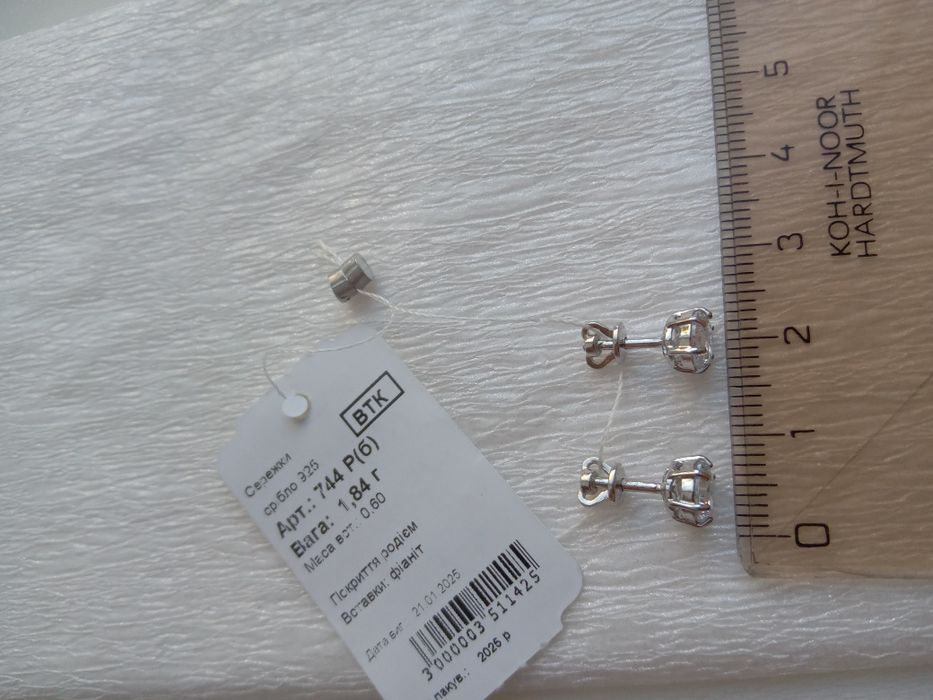 Серебряные серьги пусеты на закрутке гвоздики с камнем 925 проба