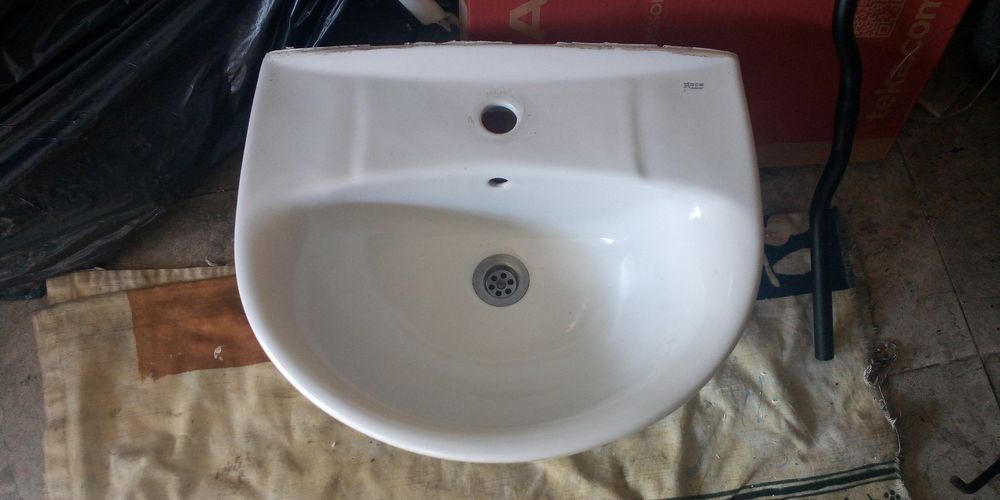 ROCA Wall-Mounted Basin
