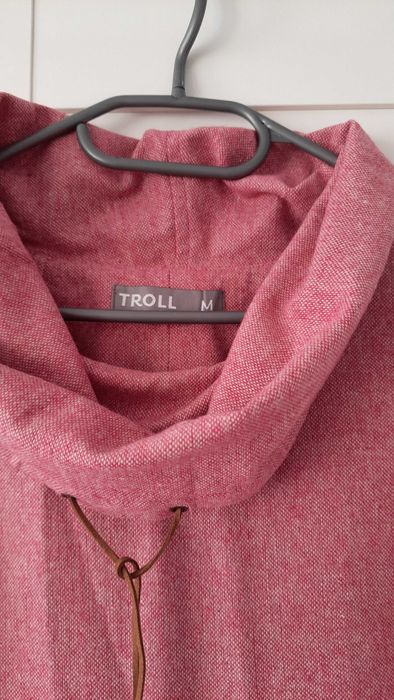 Sukienka TROLL z ozdobnym dekoltem# różowa r. M