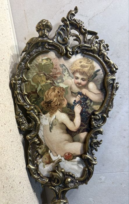 Antiga estrutura de espelho de mão em bronze com amorosos anjnhos
