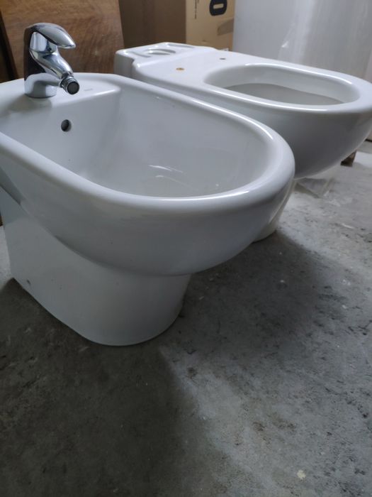 Bidé com  torneira da marca Roca