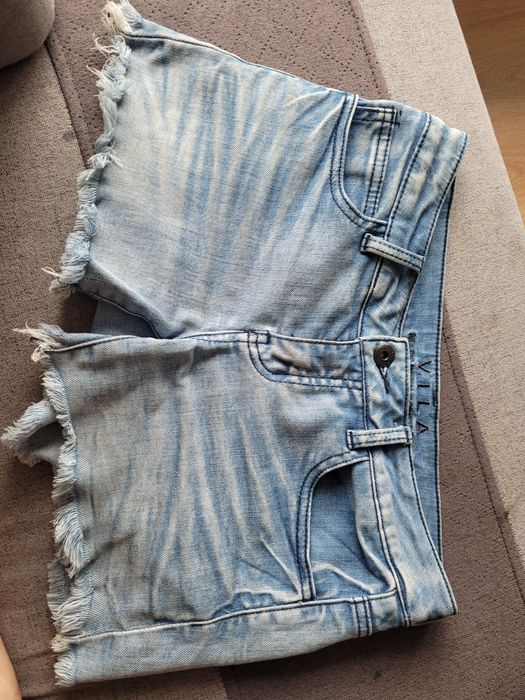 Jeansowe szorty zakonczone nitkami z kieszeniami r. 38 Vila