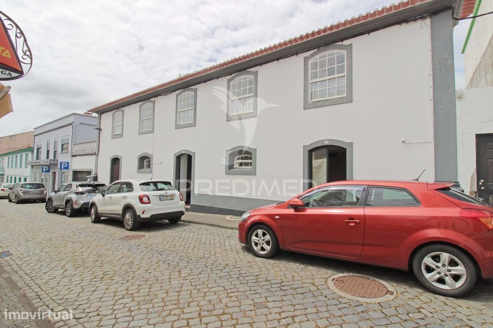 Moradia Senhorial T6 no centro da Praia da Vitória