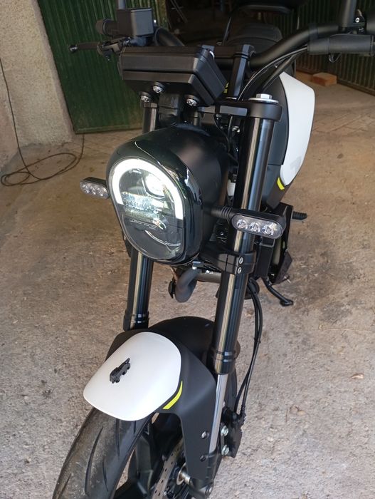 Benelli Leoncino 125
