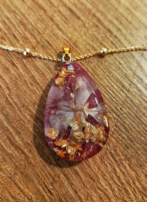 Duży wisiorek handmade z prawdziwym białym kwiatem – elegancja natury