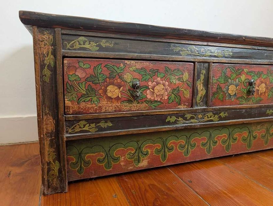 Móvel baixo com gavetas estilo tibetano