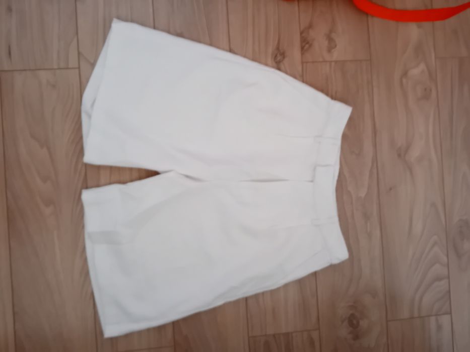Białe spodenki Stradivarius 36