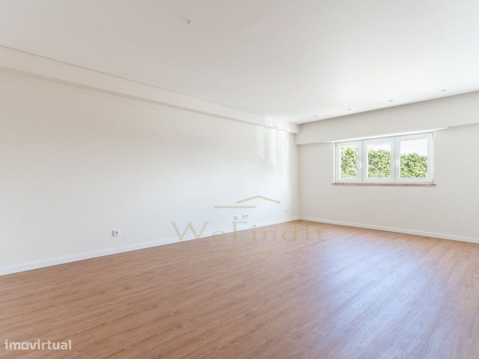 Apartamento T1 remodelado num condomínio com garagem, piscina e jar...