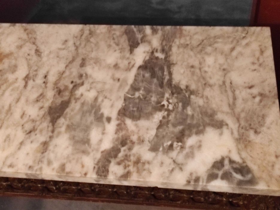 Cómoda com pedra mármore e relevo