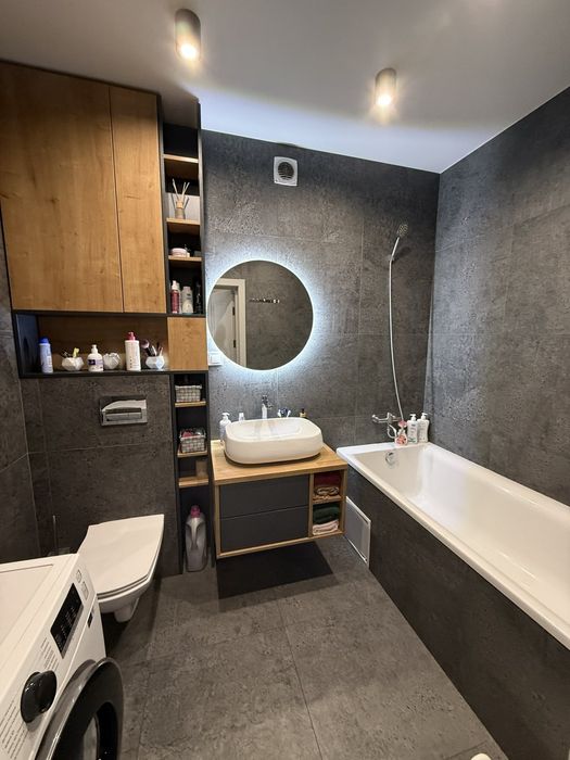 Трьох кімнатна квартира в тихому районі ,готова до проживанняя