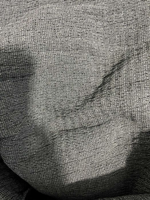 Duas capas de sofá, bege e cinza