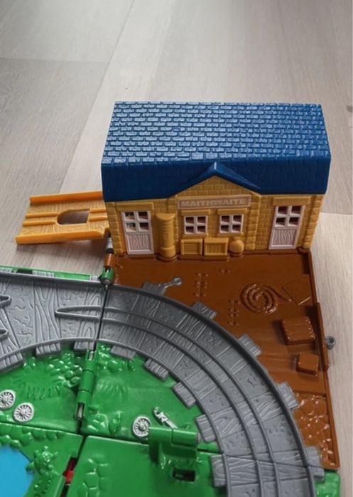 Domek, stacja pociąg tory tomek i przyjaciele kolejka walizka