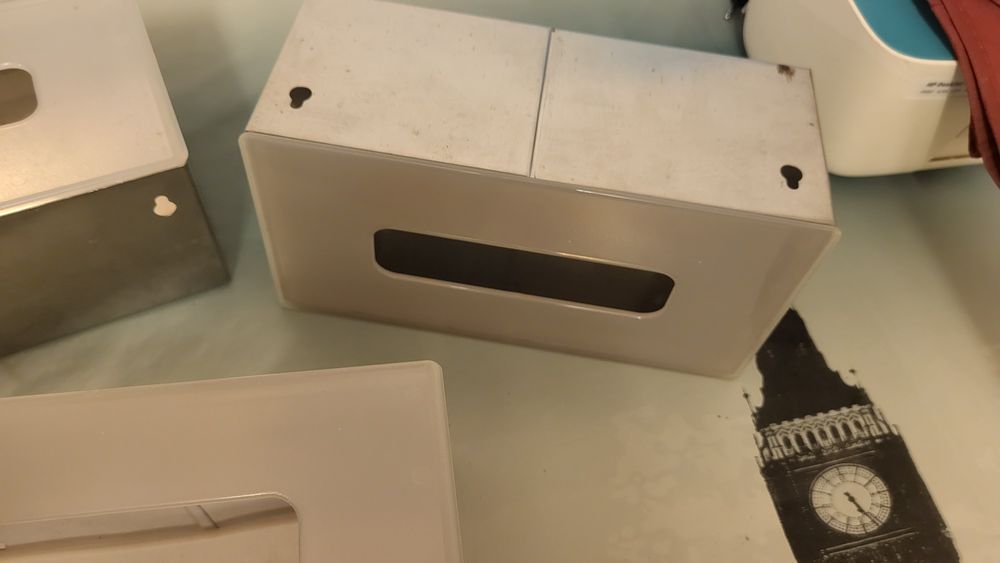 Vendo 3 caixas dispensadoras de lenços de papel