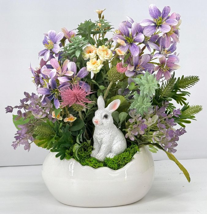 Stroik wielkanocny w skorupce jajka z zajączkiem