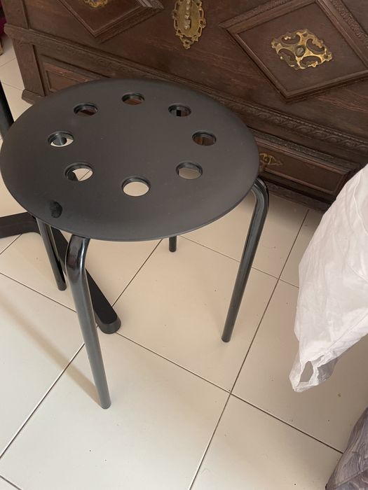 Triangular Table + Black Bench64739233371777122