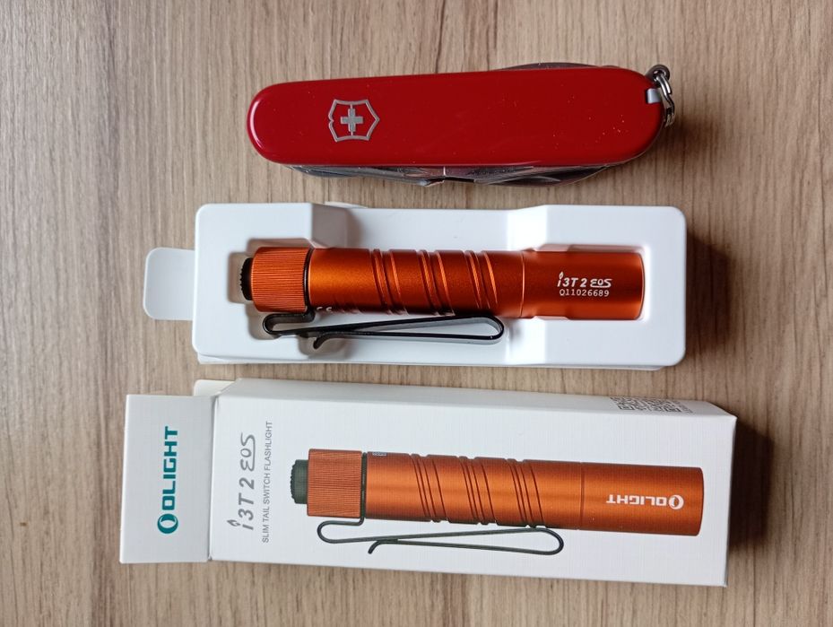 Victorinox Explorer oraz latarka Olight I3T 2 EOS - komplet.