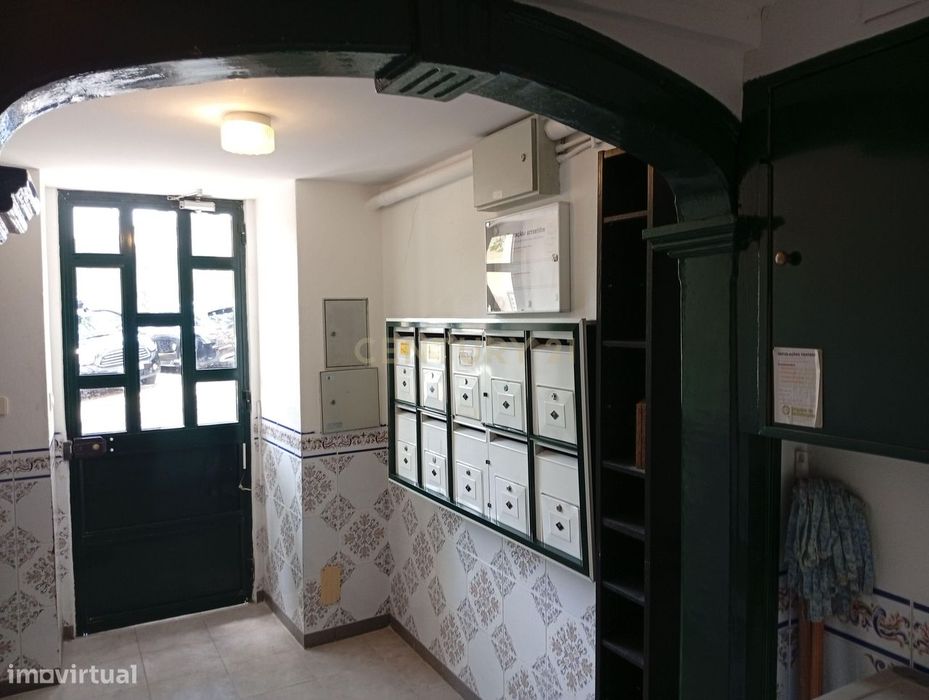 Apartamento para remodelação total situado na zona oriental (a 10m a p