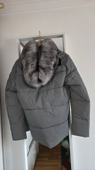 Casaco cinza prateado impermeável