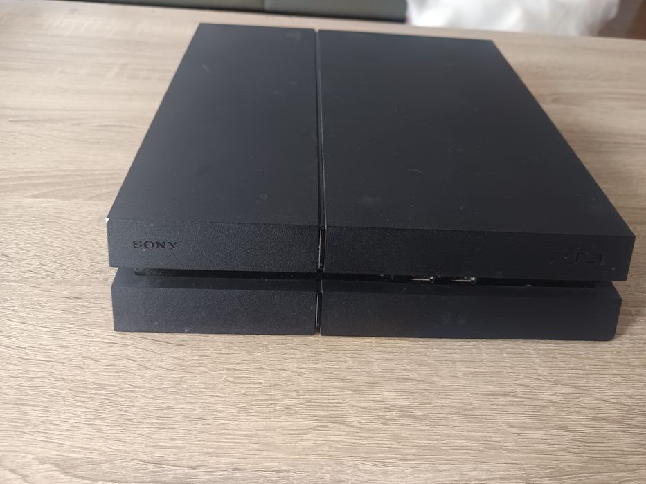 Vendo PlayStation 4 1TB em bom estado.