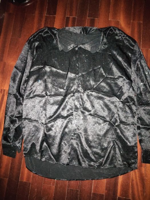 Vendo camisa com brilho em preto