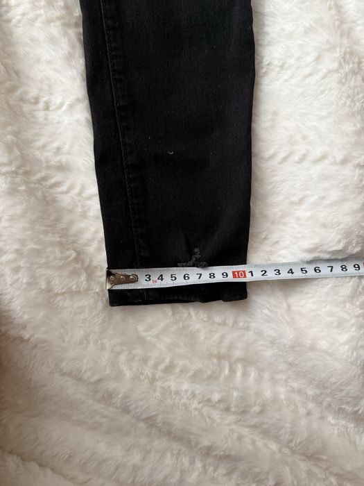 czarne jeansy z dziurami