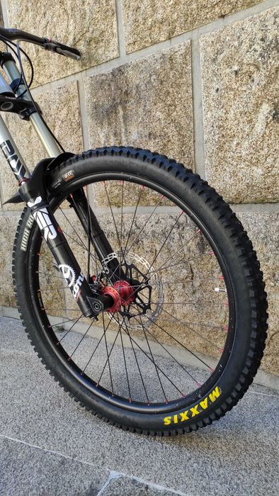 Bicicleta de downhill Kona Supreme Operator 2012