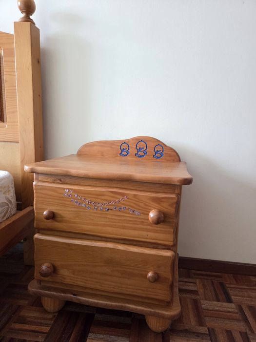 Cama de corpo e meio, colchão ortopédico e cómoda