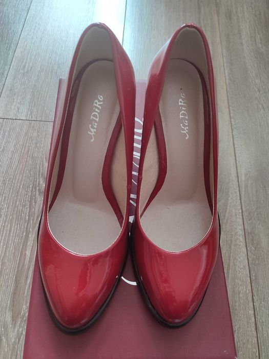 Класичні червоні туфлі