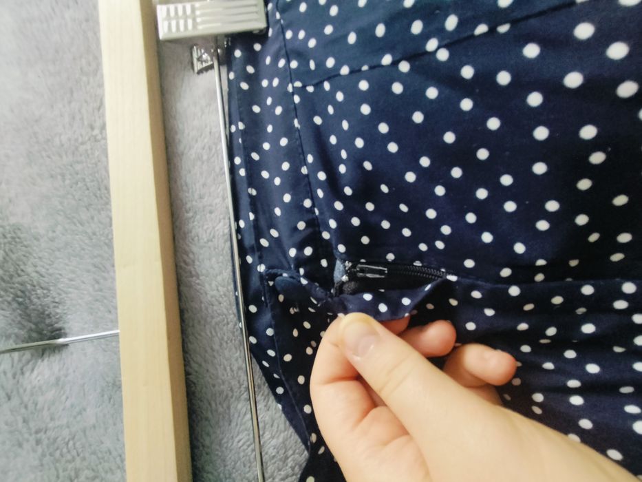 Granatowa spódnica midi w grochy