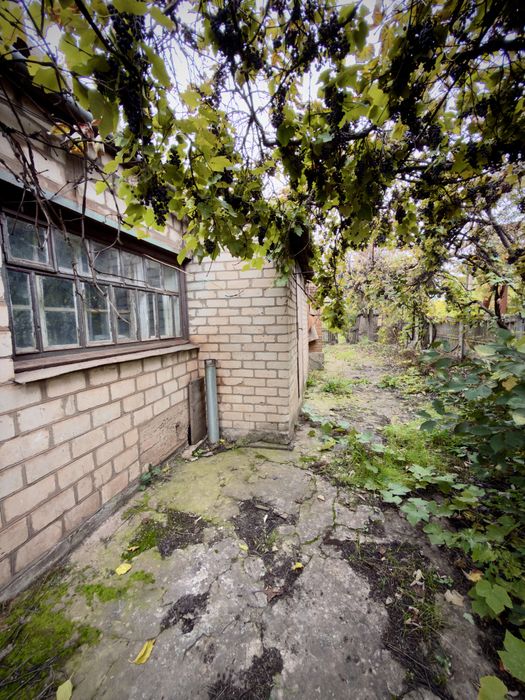 Продам ділянку у центрі міста з невеликим домом