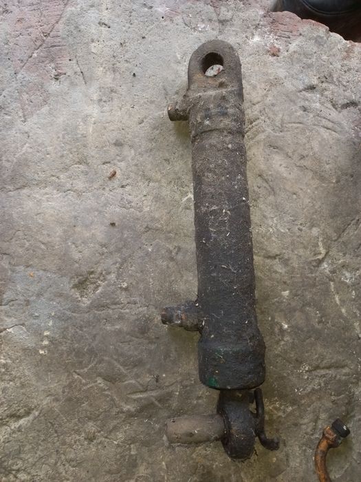 Продам гідравлічні циліндри