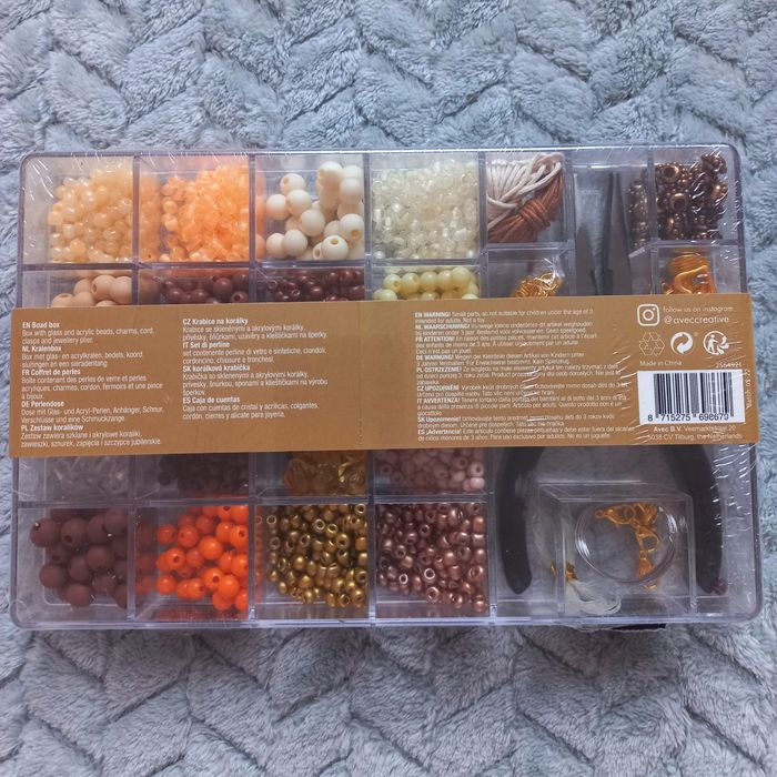 Zestaw nowych koralików do robienia biżuterii