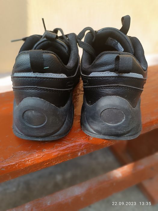 Кроссовки кожаные. Новые 38 р.